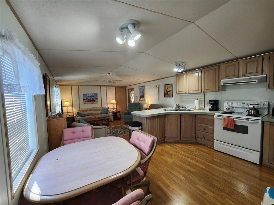 На продажу: $99,900 (2 спален, 2 ванн, 784 Квадратных фут)