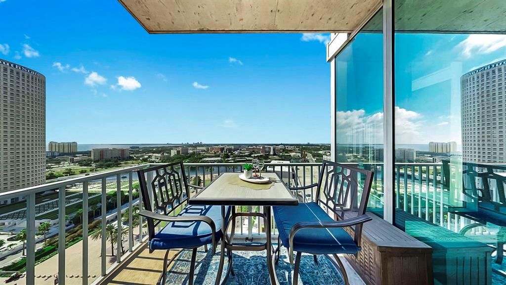 For Sale: $825,000 (2 beds, 2 baths, 1110 Square Feet)