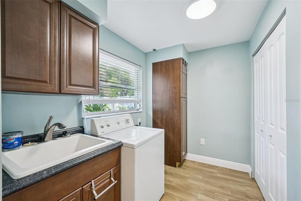 For Sale: $385,000 (3 beds, 2 baths, 1428 Square Feet)