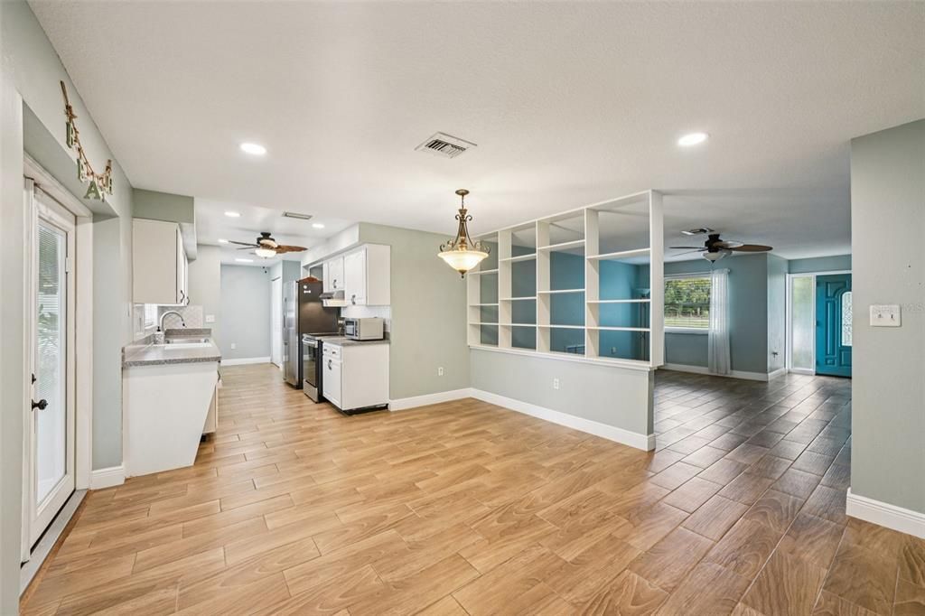 For Sale: $385,000 (3 beds, 2 baths, 1428 Square Feet)