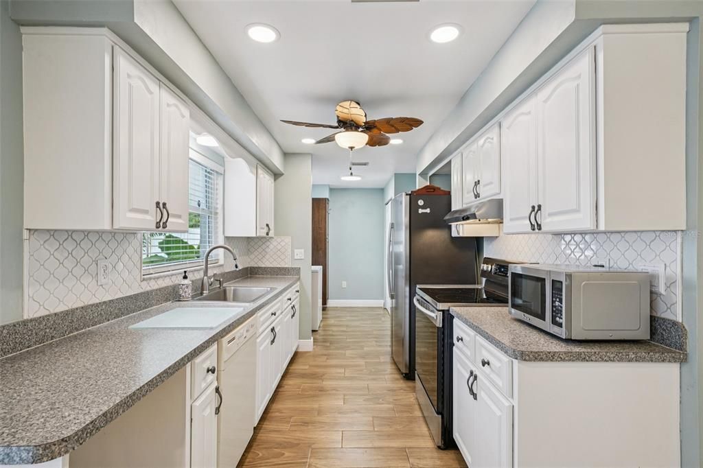 For Sale: $385,000 (3 beds, 2 baths, 1428 Square Feet)