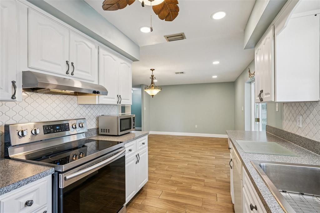 For Sale: $385,000 (3 beds, 2 baths, 1428 Square Feet)