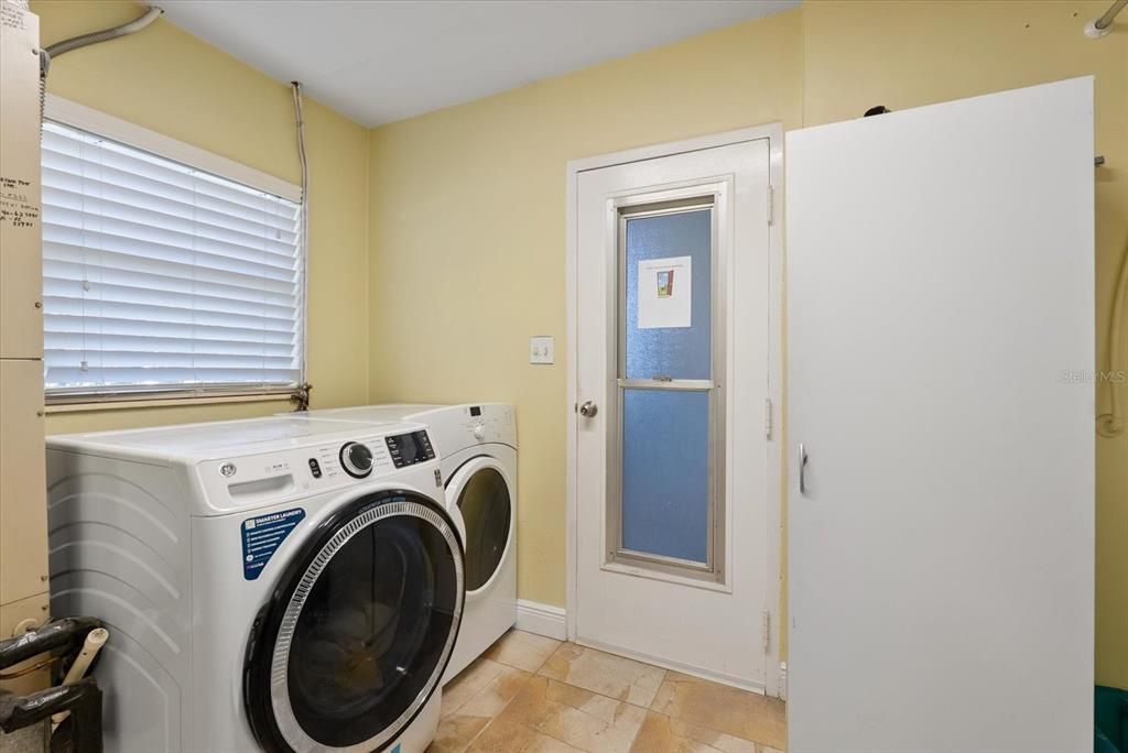 For Sale: $599,000 (3 beds, 2 baths, 1916 Square Feet)