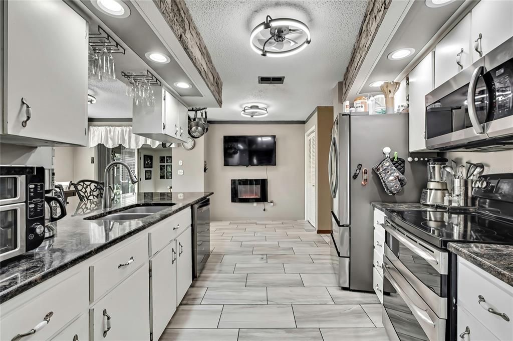 Active With Contract: $339,900 (2 beds, 2 baths, 1612 Square Feet)