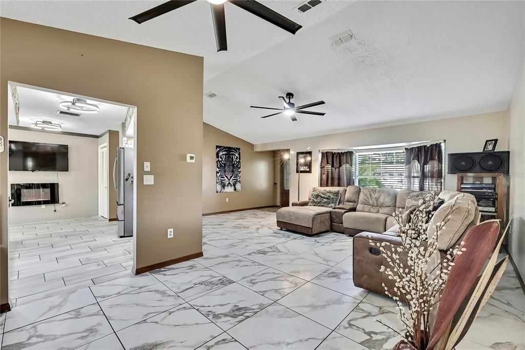 Active With Contract: $339,900 (2 beds, 2 baths, 1612 Square Feet)