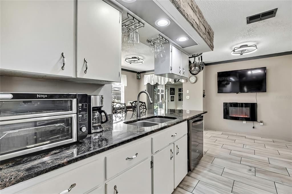 Active With Contract: $339,900 (2 beds, 2 baths, 1612 Square Feet)