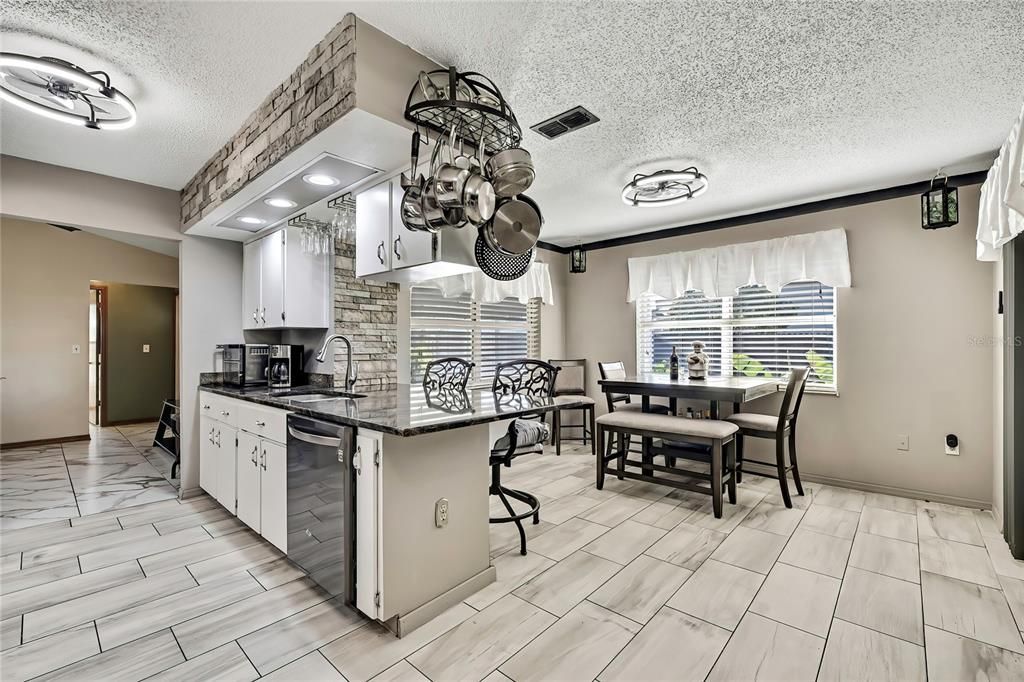 Active With Contract: $339,900 (2 beds, 2 baths, 1612 Square Feet)