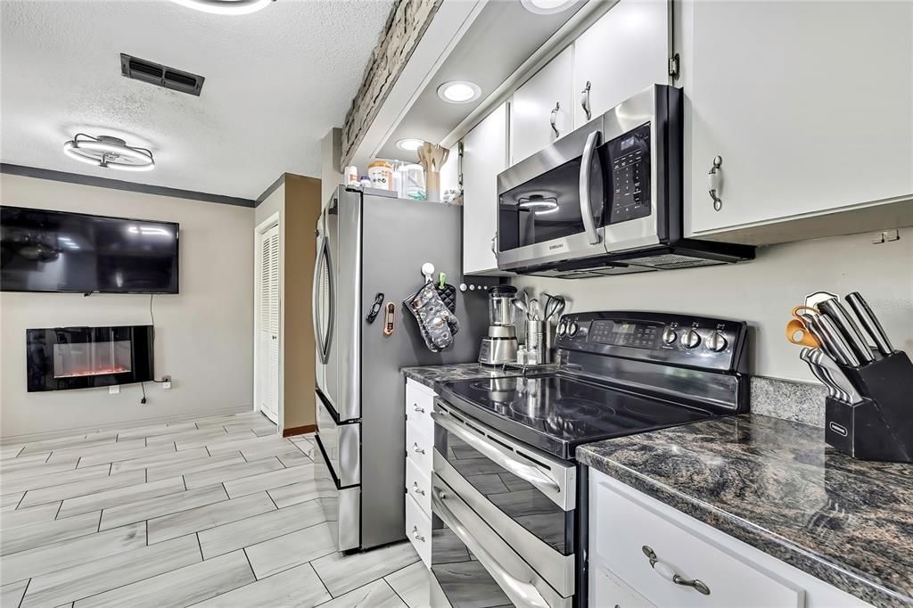 Active With Contract: $339,900 (2 beds, 2 baths, 1612 Square Feet)