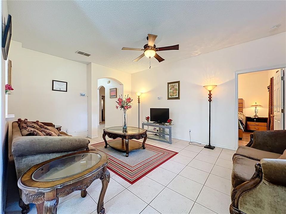 待售: $330,000 (3 贝兹, 2 浴室, 1215 平方英尺)