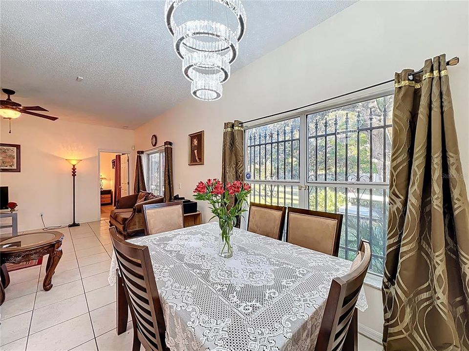 待售: $330,000 (3 贝兹, 2 浴室, 1215 平方英尺)