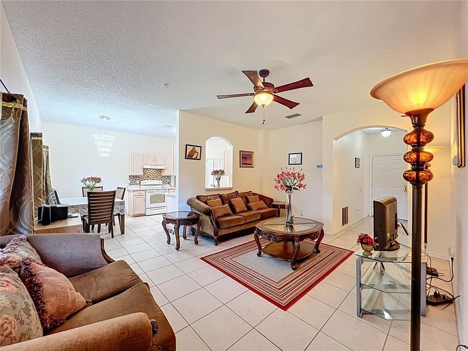 待售: $330,000 (3 贝兹, 2 浴室, 1215 平方英尺)