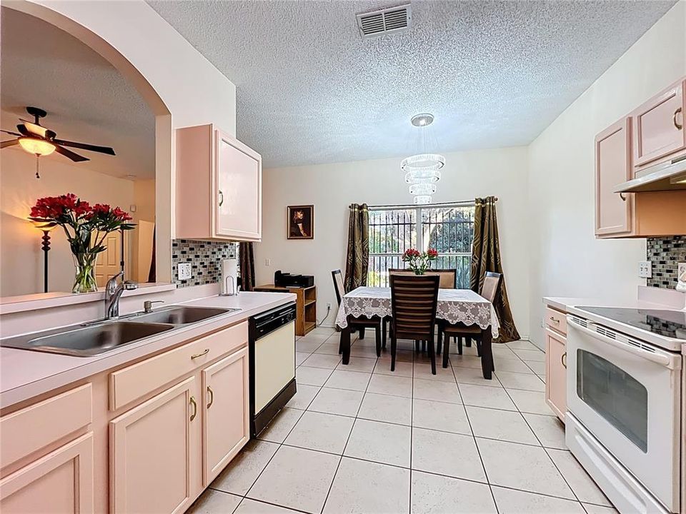 待售: $330,000 (3 贝兹, 2 浴室, 1215 平方英尺)