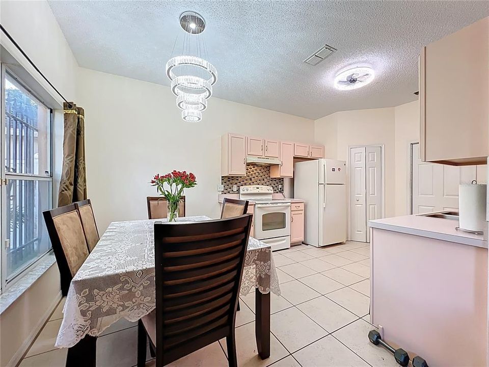 待售: $330,000 (3 贝兹, 2 浴室, 1215 平方英尺)