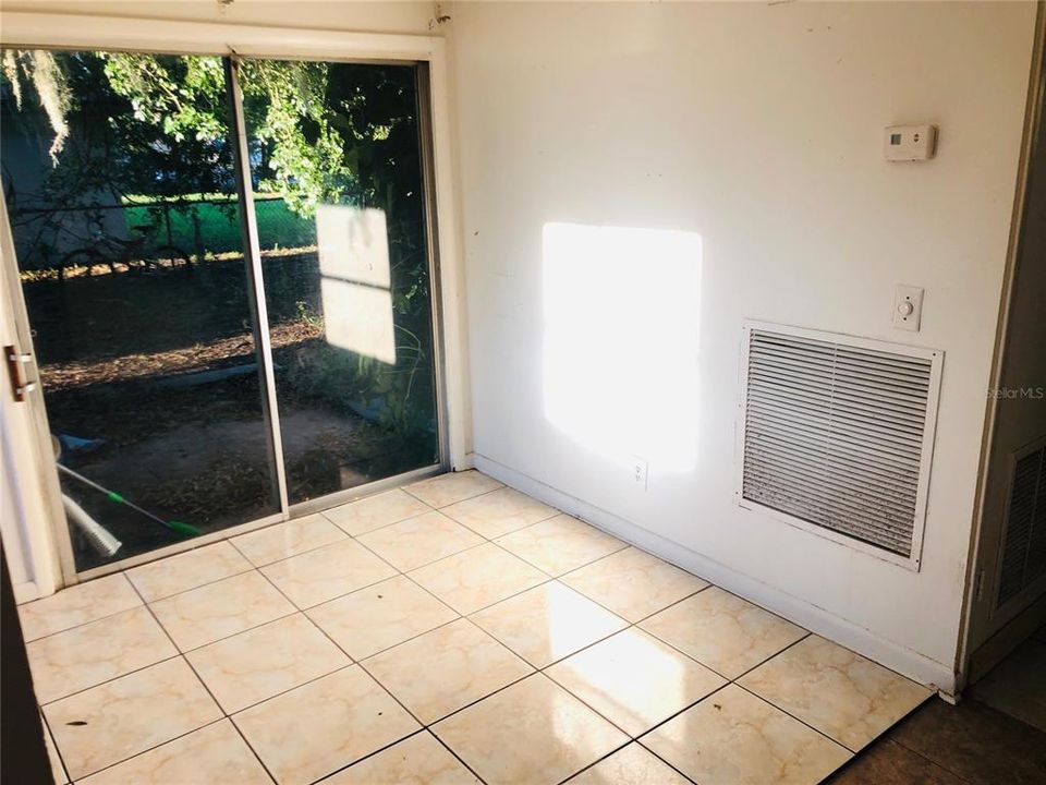 В аренду: $900 (4 спален, 0 ванн, 1133 Квадратных фут)