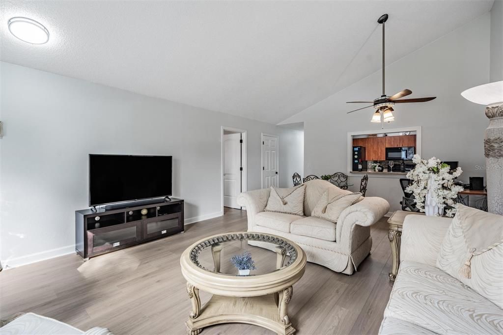 На продажу: $278,000 (3 спален, 2 ванн, 1041 Квадратных фут)