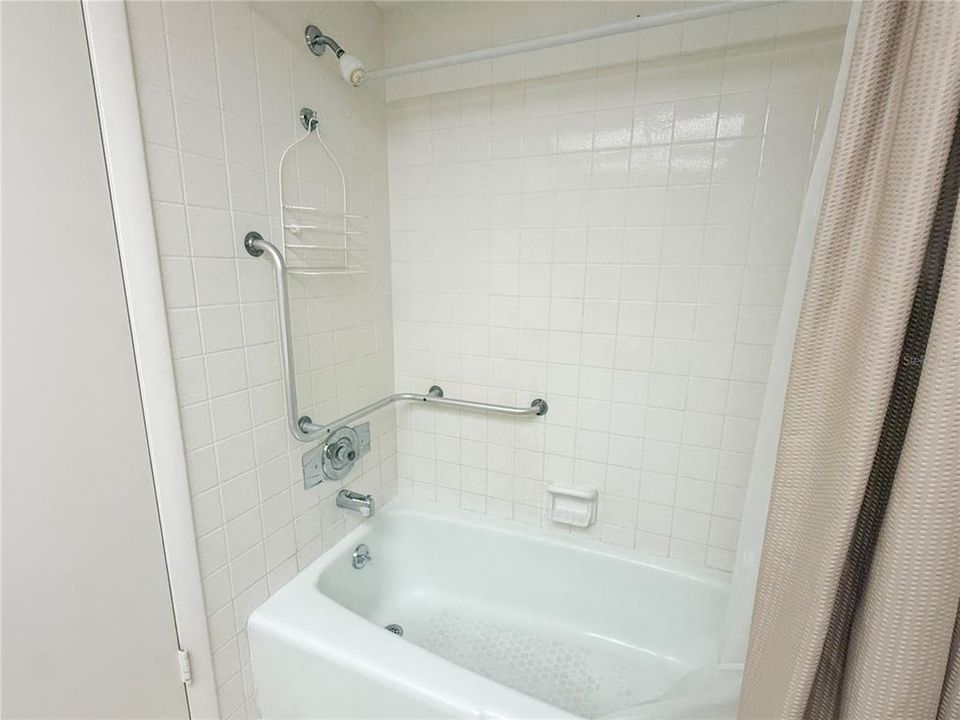 For Rent: $1,850 (1 beds, 1 baths, 930 Square Feet)