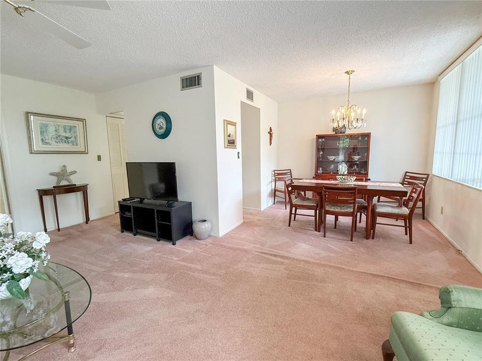 For Rent: $1,850 (1 beds, 1 baths, 930 Square Feet)