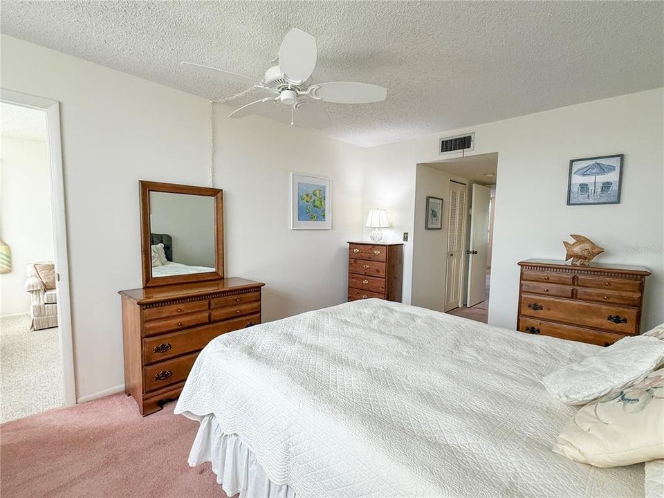 For Rent: $1,850 (1 beds, 1 baths, 930 Square Feet)