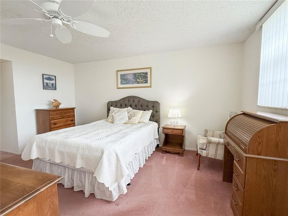 For Rent: $1,850 (1 beds, 1 baths, 930 Square Feet)