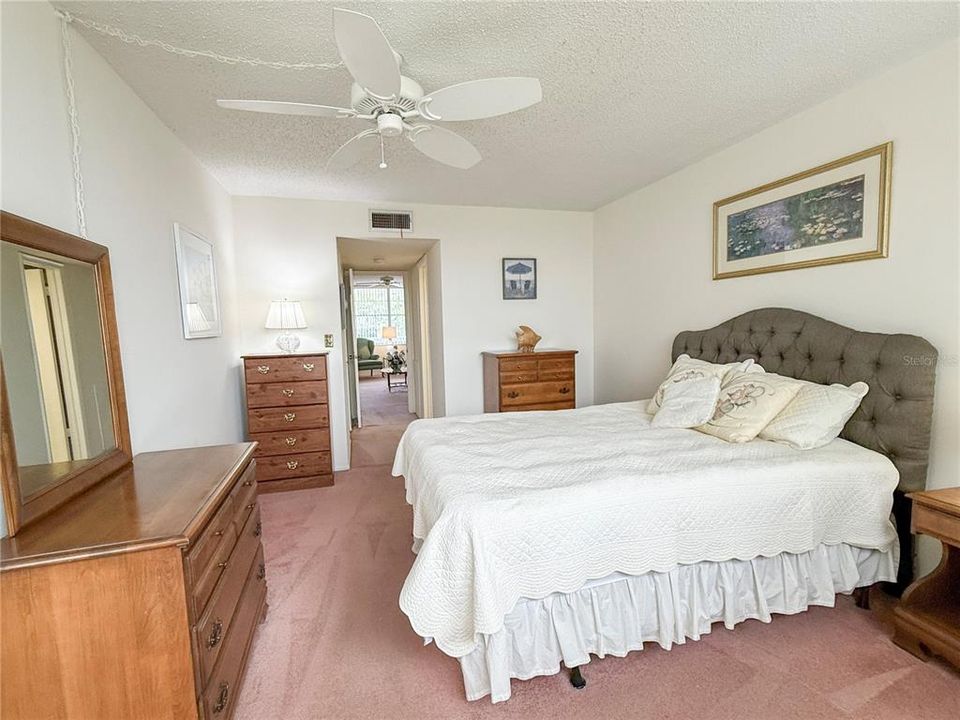 For Rent: $1,850 (1 beds, 1 baths, 930 Square Feet)