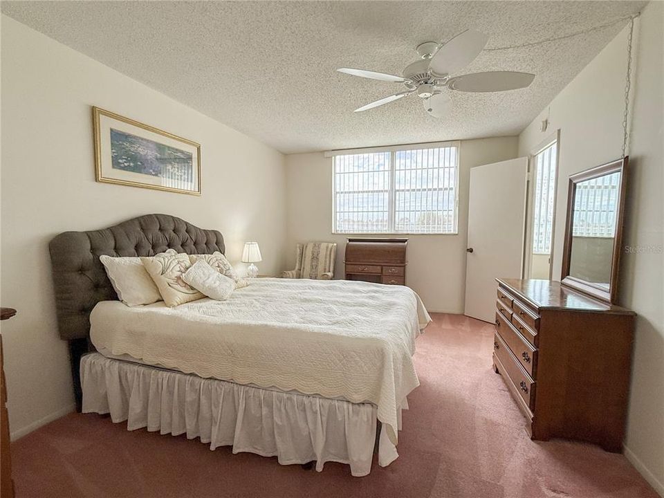 For Rent: $1,850 (1 beds, 1 baths, 930 Square Feet)