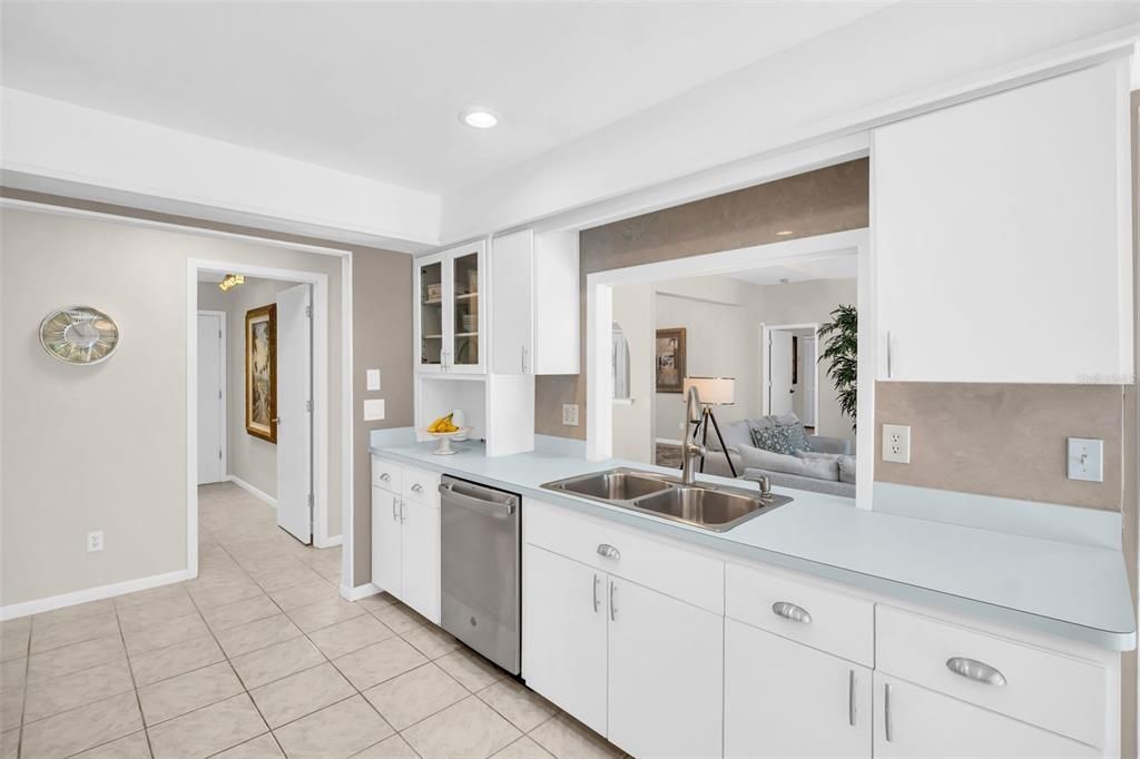 For Sale: $699,900 (3 beds, 2 baths, 2137 Square Feet)