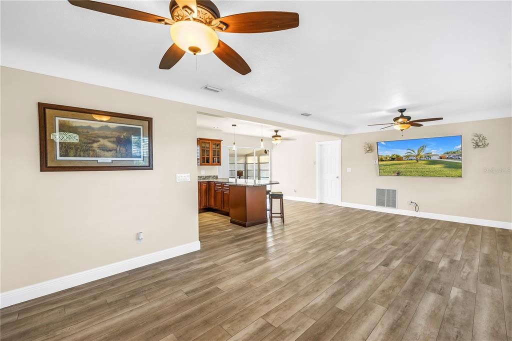 For Sale: $420,000 (2 beds, 2 baths, 1090 Square Feet)