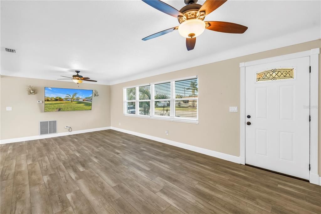 For Sale: $420,000 (2 beds, 2 baths, 1090 Square Feet)