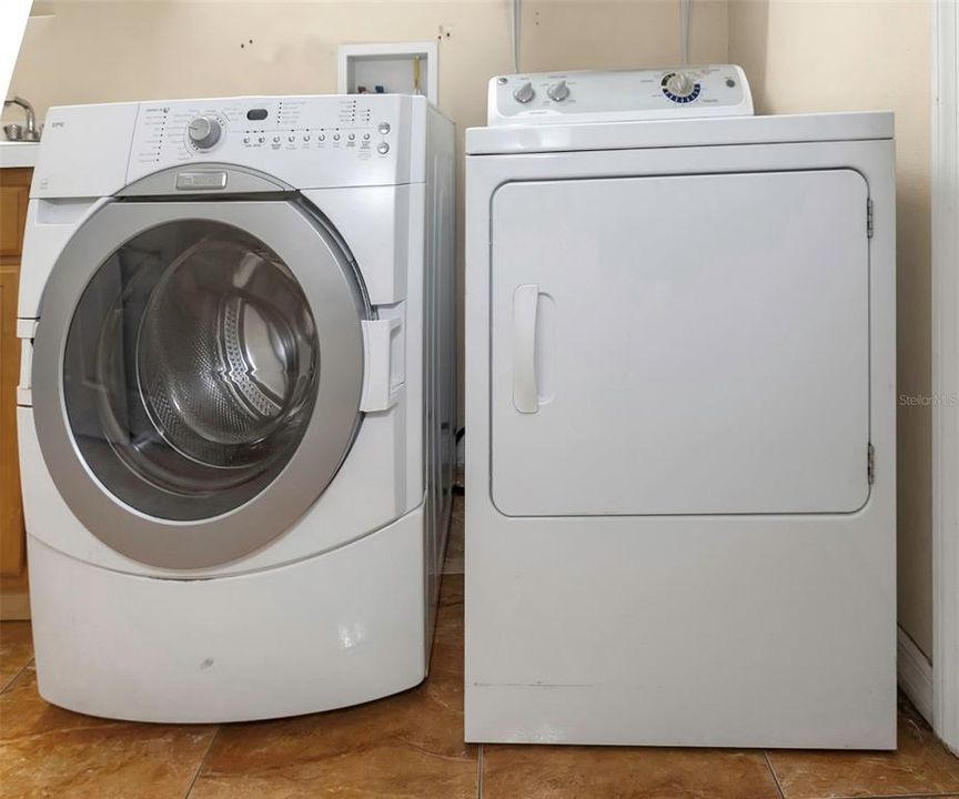 Active With Contract: $518,000 (3 beds, 2 baths, 2254 Square Feet)