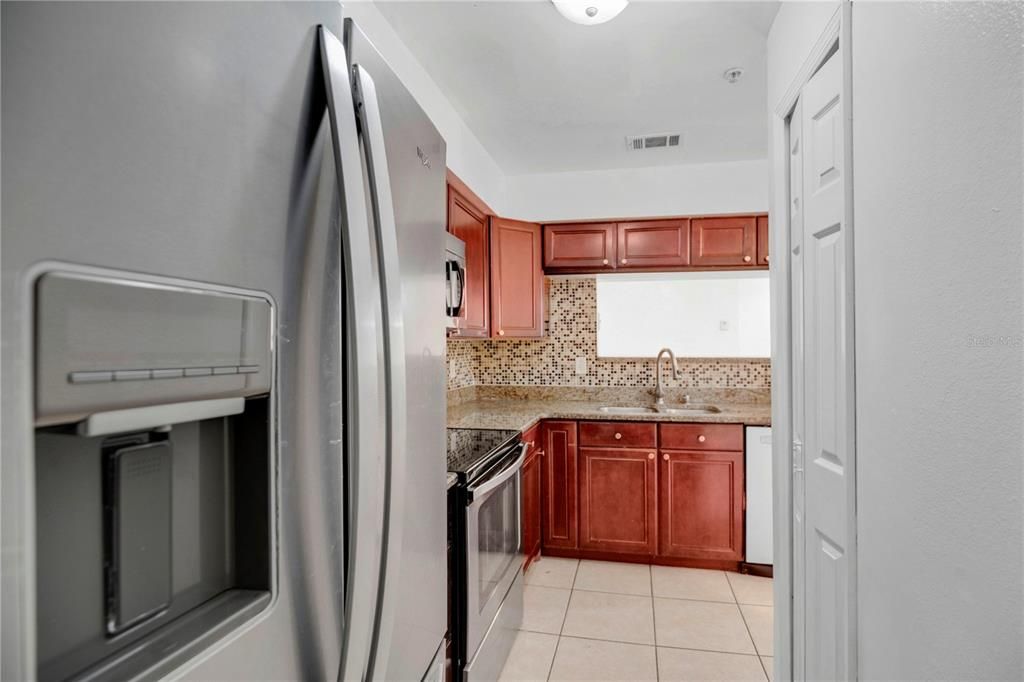 For Sale: $165,000 (2 beds, 2 baths, 1062 Square Feet)