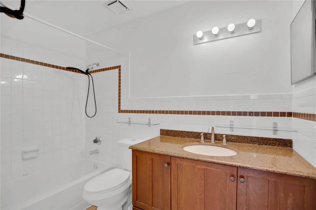 For Sale: $165,000 (2 beds, 2 baths, 1062 Square Feet)