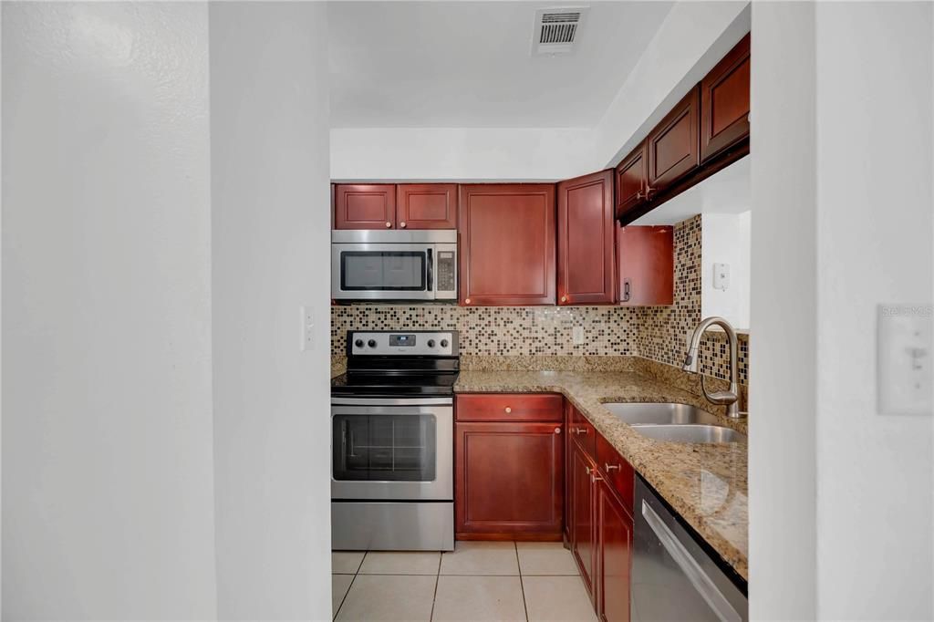 For Sale: $165,000 (2 beds, 2 baths, 1062 Square Feet)