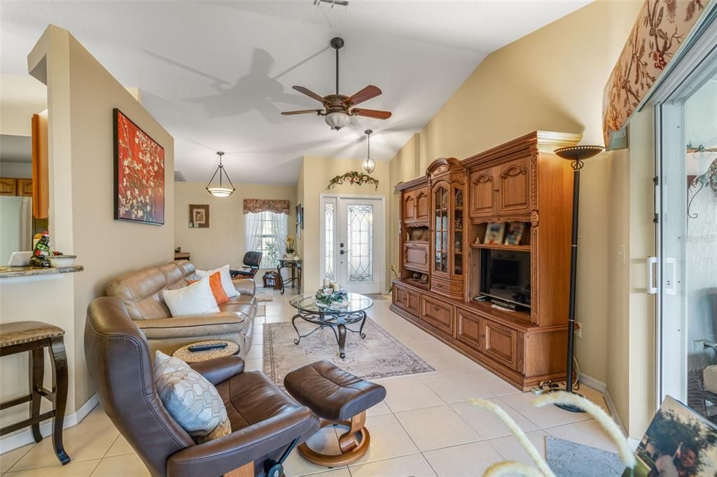 Active With Contract: $295,000 (2 beds, 2 baths, 1270 Square Feet)