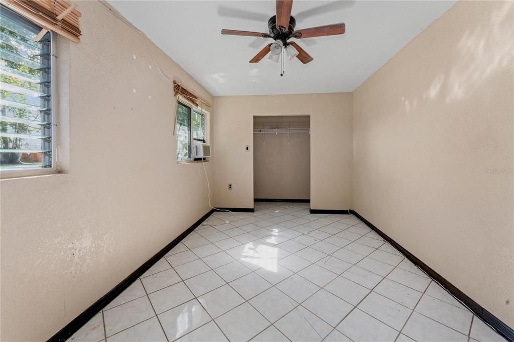 合同活跃: $268,000 (4 贝兹, 1 浴室, 1332 平方英尺)