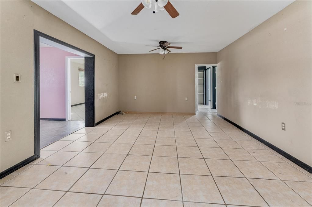 合同活跃: $268,000 (4 贝兹, 1 浴室, 1332 平方英尺)