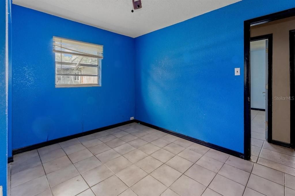 合同活跃: $268,000 (4 贝兹, 1 浴室, 1332 平方英尺)