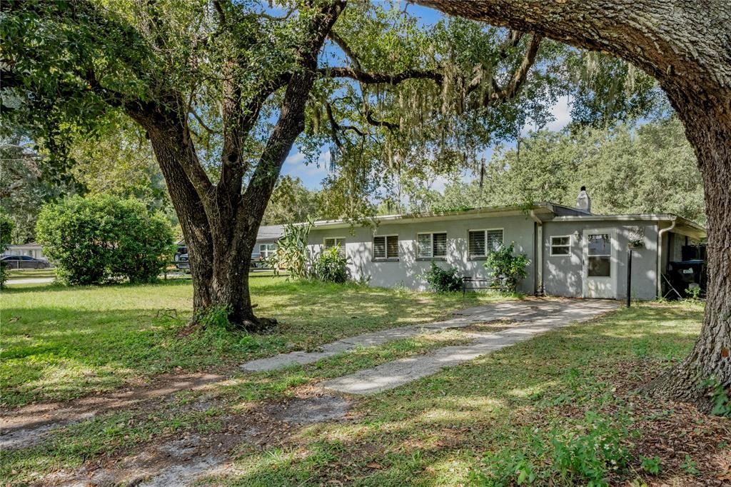 合同活跃: $268,000 (4 贝兹, 1 浴室, 1332 平方英尺)