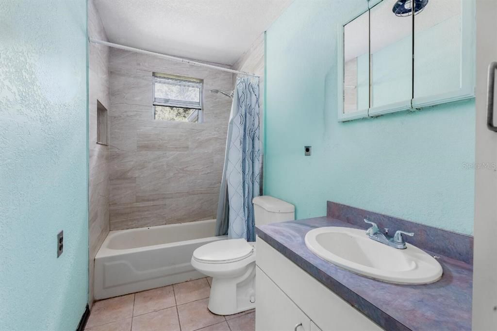 合同活跃: $268,000 (4 贝兹, 1 浴室, 1332 平方英尺)