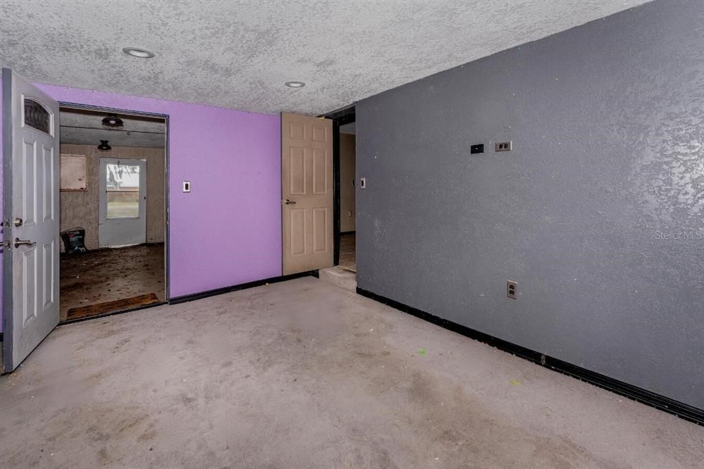 合同活跃: $268,000 (4 贝兹, 1 浴室, 1332 平方英尺)