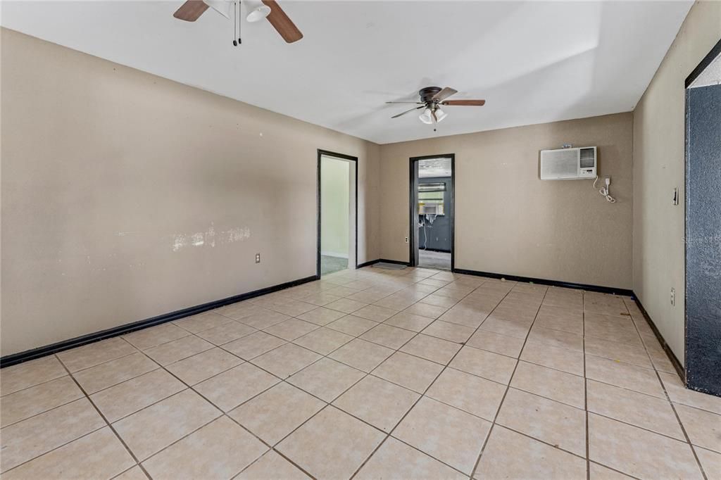 合同活跃: $268,000 (4 贝兹, 1 浴室, 1332 平方英尺)