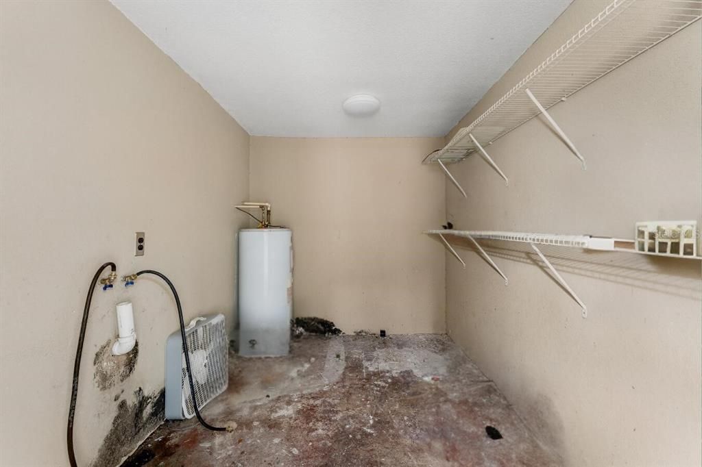 合同活跃: $268,000 (4 贝兹, 1 浴室, 1332 平方英尺)