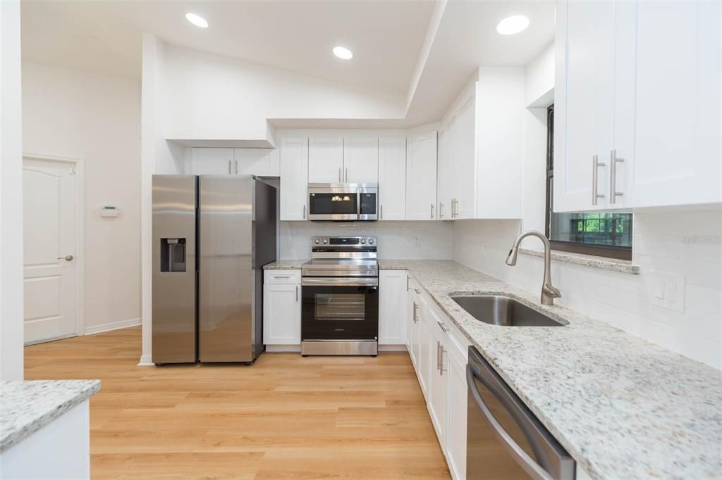 For Sale: $359,900 (2 beds, 2 baths, 1334 Square Feet)
