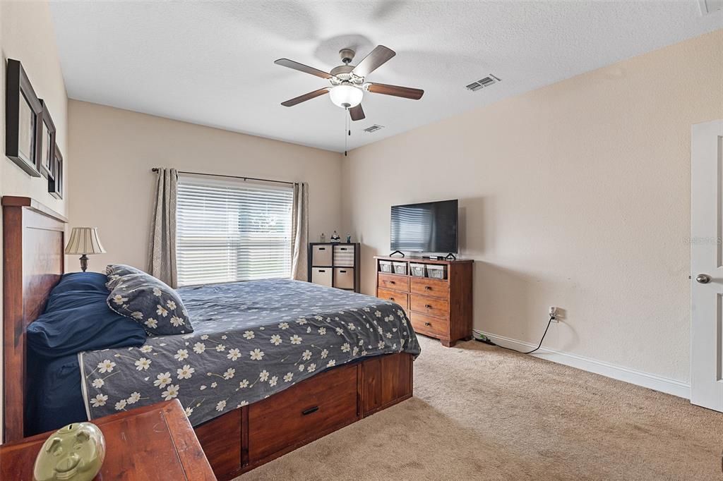 Activo con contrato: $400,000 (5 camas, 3 baños, 2329 Pies cuadrados)