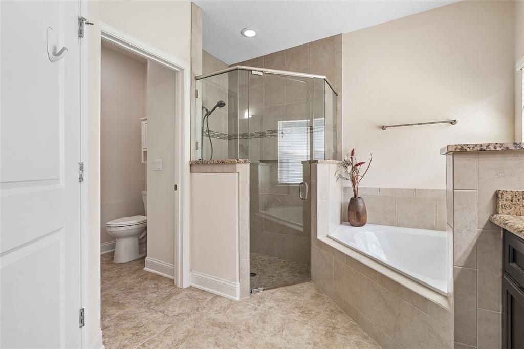 Activo con contrato: $400,000 (5 camas, 3 baños, 2329 Pies cuadrados)