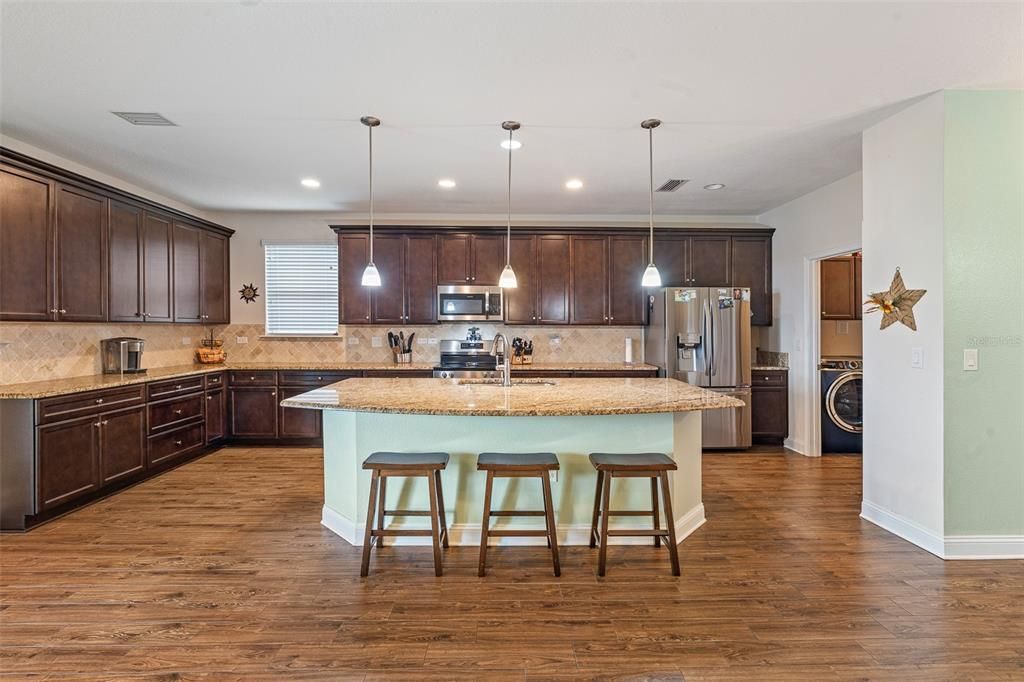 Activo con contrato: $400,000 (5 camas, 3 baños, 2329 Pies cuadrados)