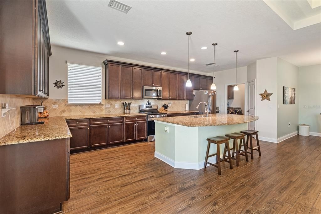 Activo con contrato: $400,000 (5 camas, 3 baños, 2329 Pies cuadrados)