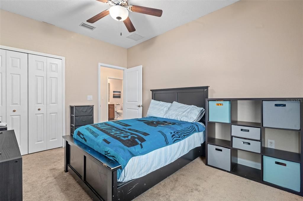 Activo con contrato: $400,000 (5 camas, 3 baños, 2329 Pies cuadrados)