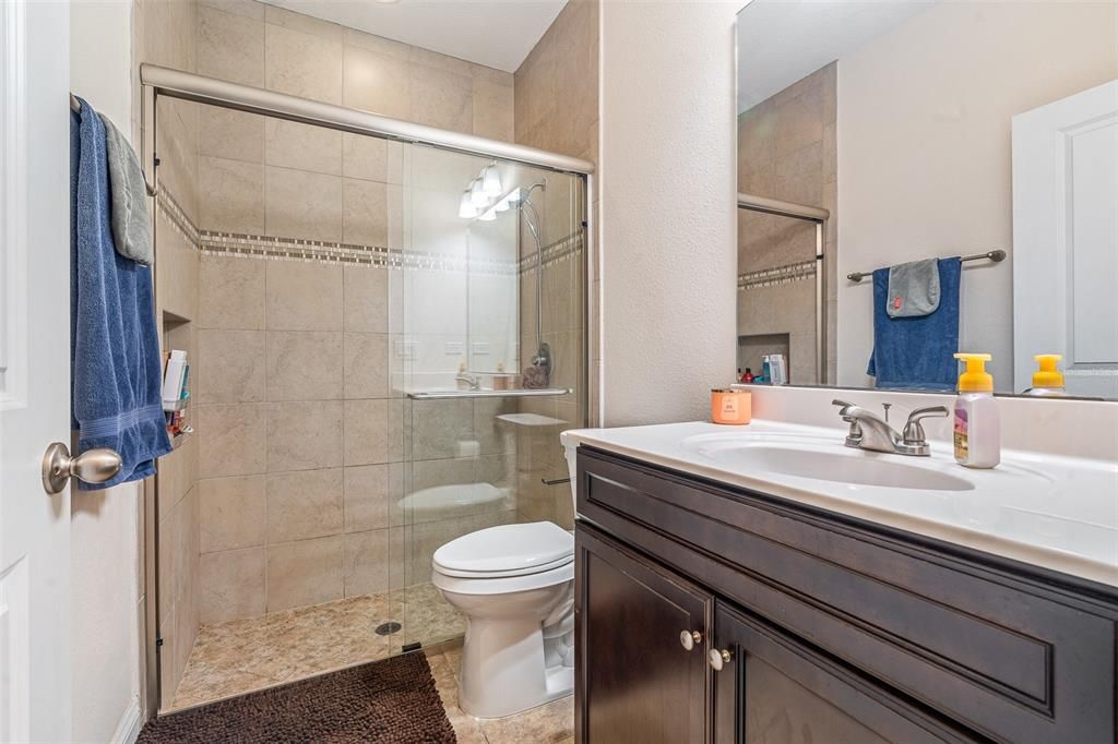 Activo con contrato: $400,000 (5 camas, 3 baños, 2329 Pies cuadrados)