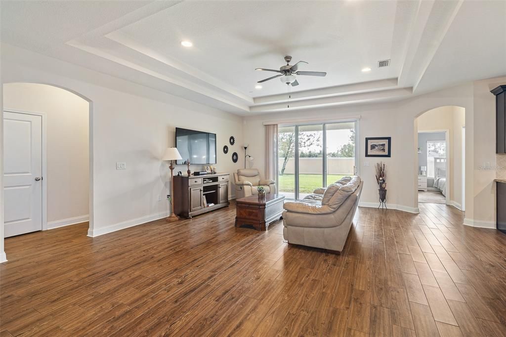 Activo con contrato: $400,000 (5 camas, 3 baños, 2329 Pies cuadrados)