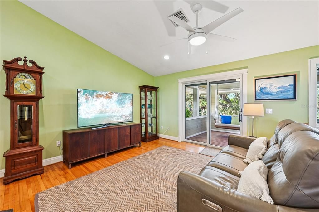 待售: $1,950,000 (3 贝兹, 2 浴室, 2062 平方英尺)